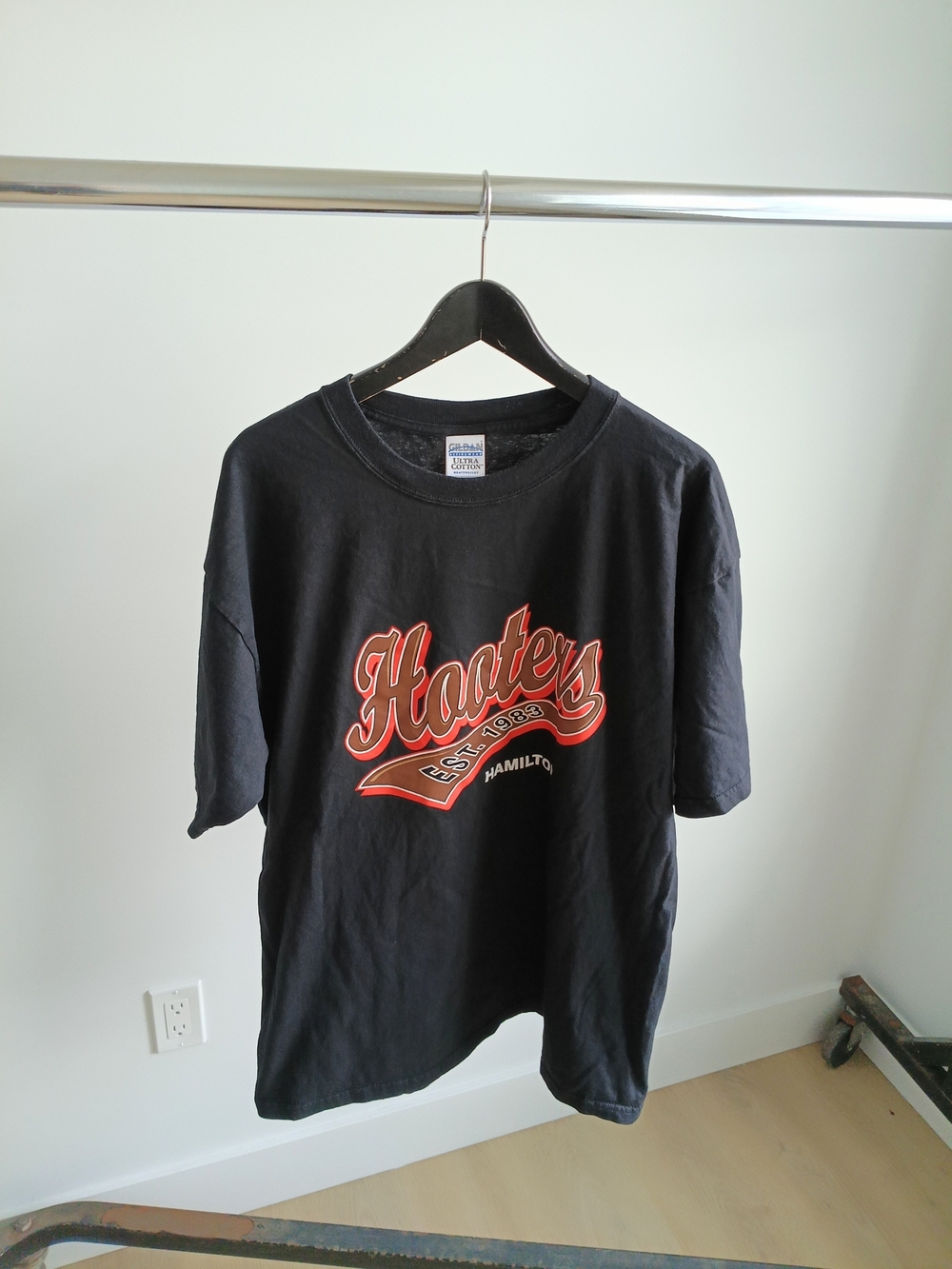 Vintage Y2K Hooters Hamilton Ontario Graphic T-Shirt Black XL